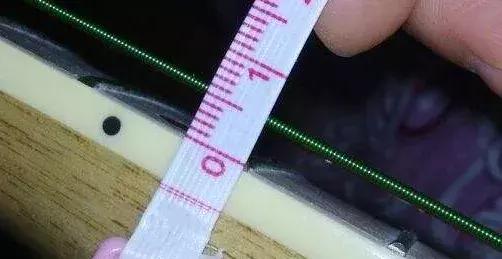 吉他的每根弦距的高度一样吗,38寸和41寸吉他弦距一样吗