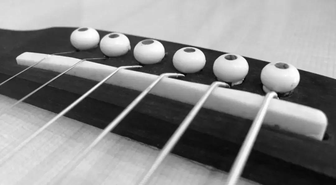 吉他的每根弦距的高度一样吗,38寸和41寸吉他弦距一样吗