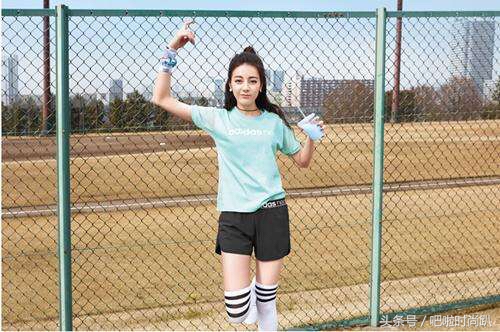 关晓彤踢足球变身美艳足球宝贝,杨幂baby穿成足球宝贝