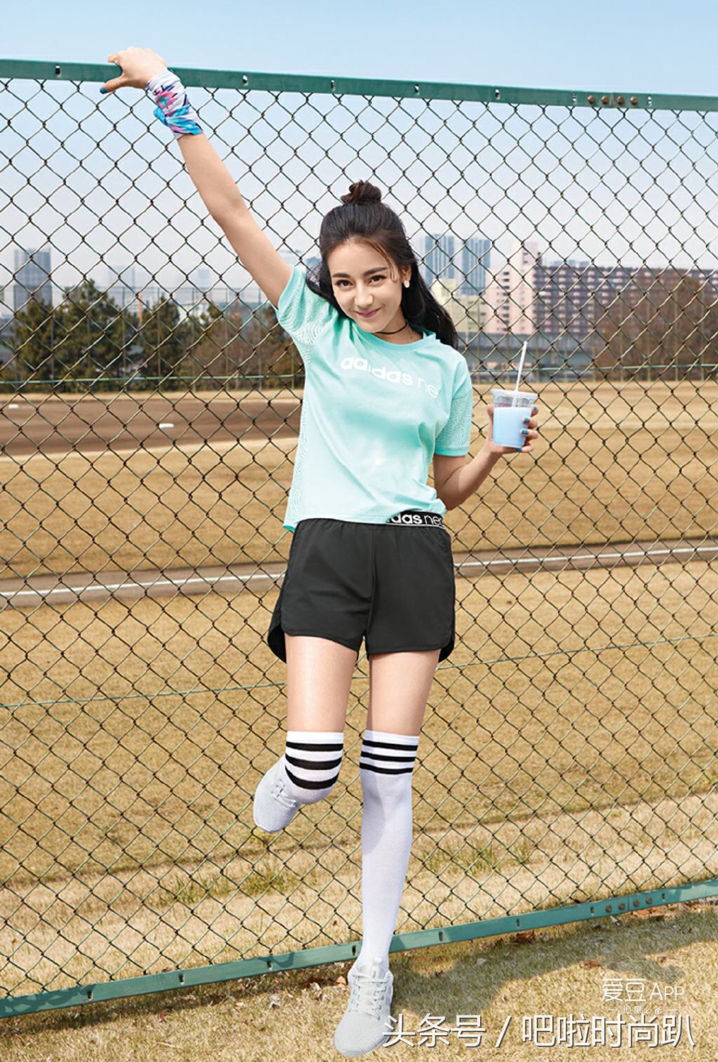 关晓彤踢足球变身美艳足球宝贝,杨幂baby穿成足球宝贝