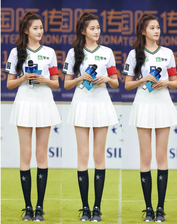 红色卫衣百褶裙关晓彤,关晓彤的黑色西装百褶裙