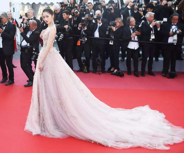 红色卫衣百褶裙关晓彤,关晓彤的黑色西装百褶裙