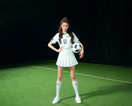 红色卫衣百褶裙关晓彤,关晓彤的黑色西装百褶裙