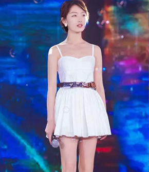 红色卫衣百褶裙关晓彤,关晓彤的黑色西装百褶裙