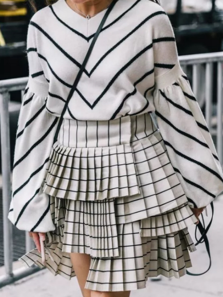 红色卫衣百褶裙关晓彤,关晓彤的黑色西装百褶裙