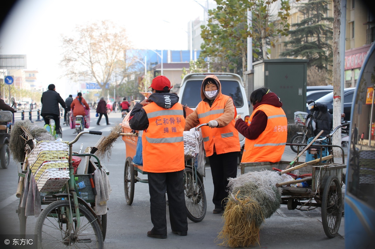 致敬城市黄玫瑰,不畏严寒酷暑坚守岗位,城市中最可爱的人