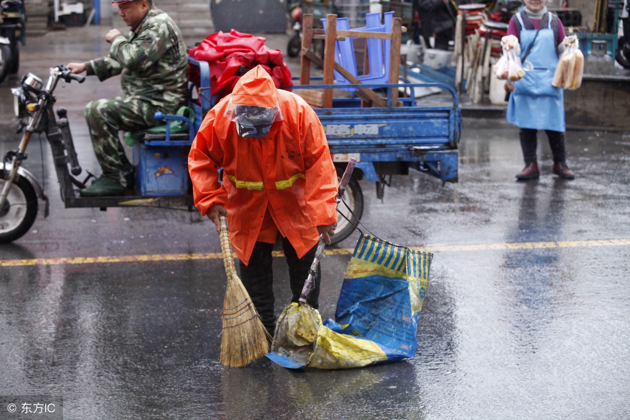 致敬城市黄玫瑰,不畏严寒酷暑坚守岗位,城市中最可爱的人