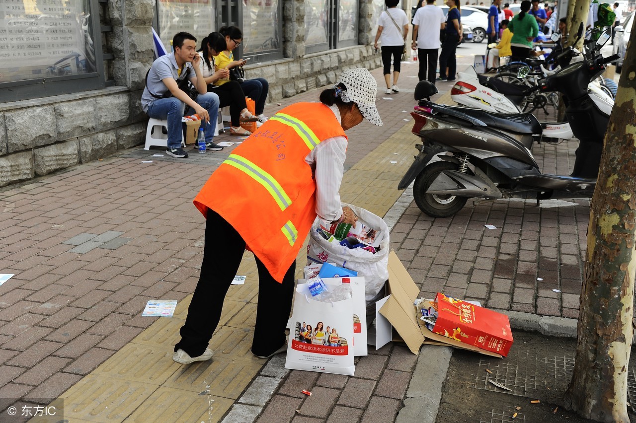 致敬城市黄玫瑰,不畏严寒酷暑坚守岗位,城市中最可爱的人