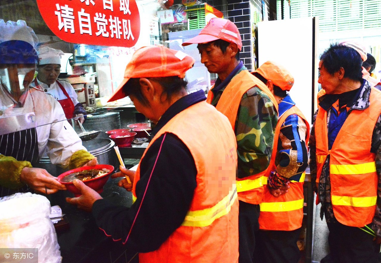 致敬城市黄玫瑰,不畏严寒酷暑坚守岗位,城市中最可爱的人