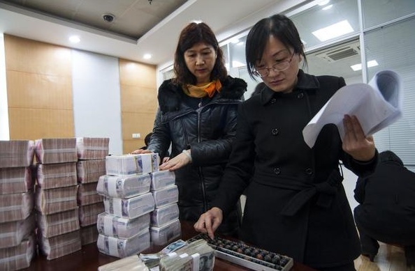 银行取钱工作人员给多了该怎么办,银行柜台取钱少了钱可以去要回吗