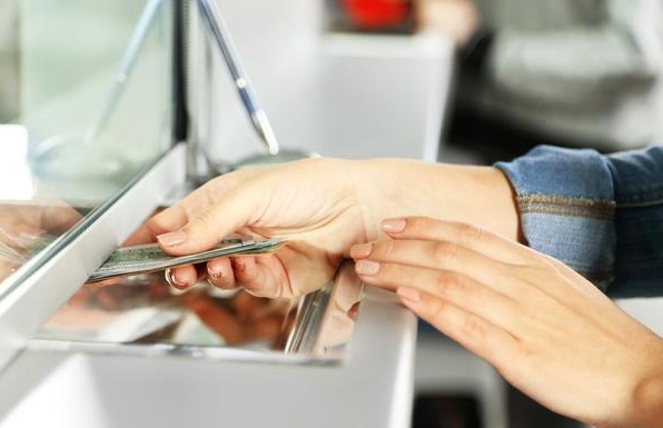 银行取钱工作人员给多了该怎么办,银行柜台取钱少了钱可以去要回吗