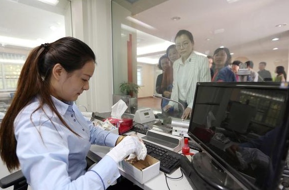 银行取钱工作人员给多了该怎么办,银行柜台取钱少了钱可以去要回吗