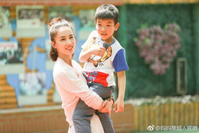 《妈妈是超人3》被迫收官，黄圣依奢侈品被打码，炫富害惨节目组