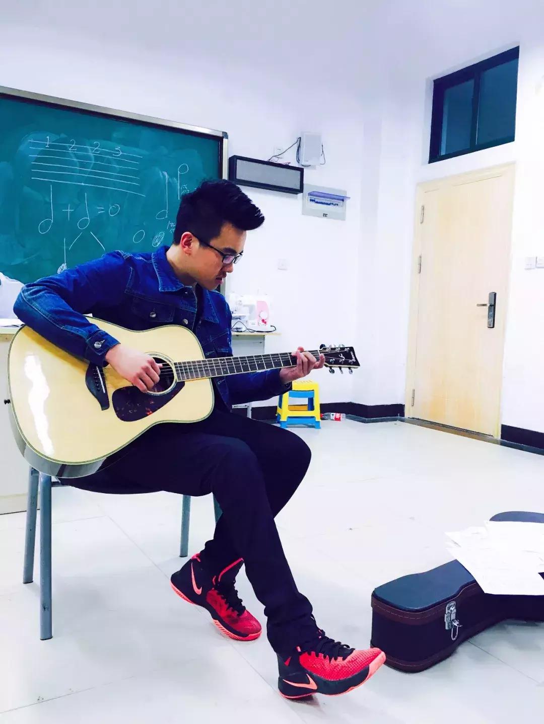 浙江90后独腿小哥哥，被漂亮学妹倒追！弹吉他、进滑雪国家队……