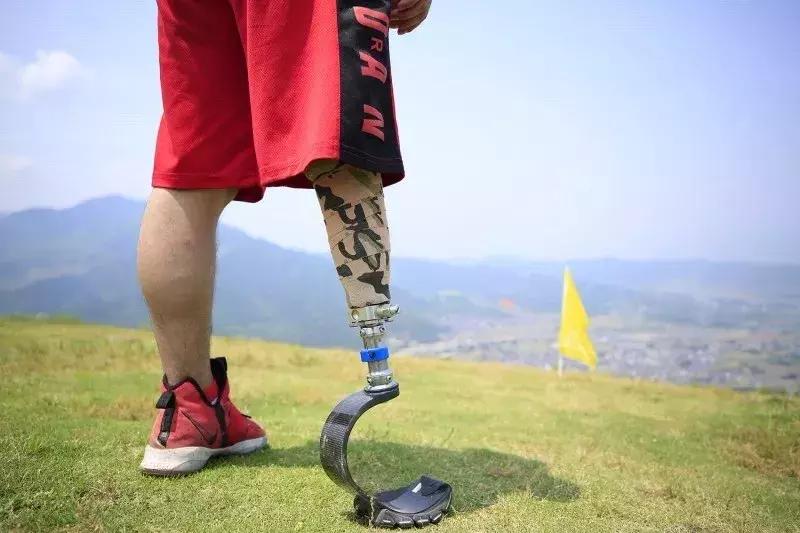 浙江90后独腿小哥哥，被漂亮学妹倒追！弹吉他、进滑雪国家队……