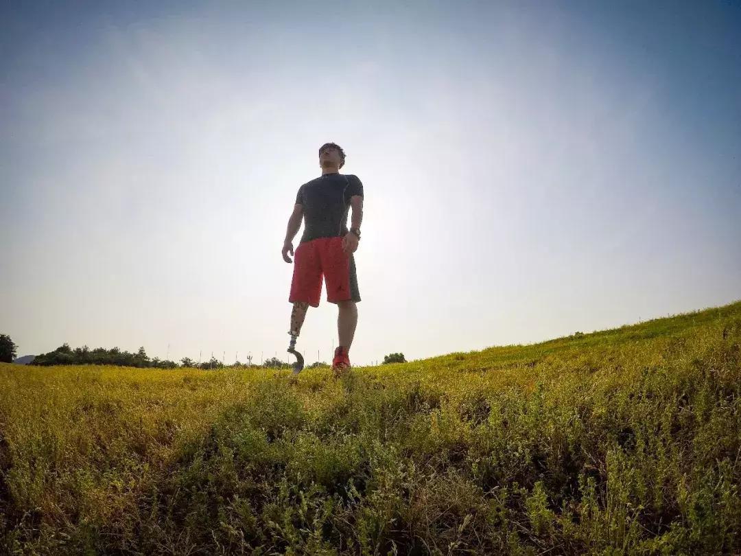 浙江90后独腿小哥哥，被漂亮学妹倒追！弹吉他、进滑雪国家队……