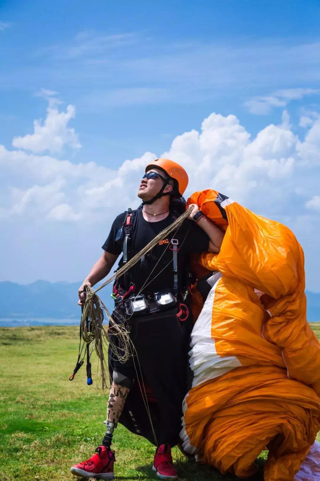 浙江90后独腿小哥哥，被漂亮学妹倒追！弹吉他、进滑雪国家队……