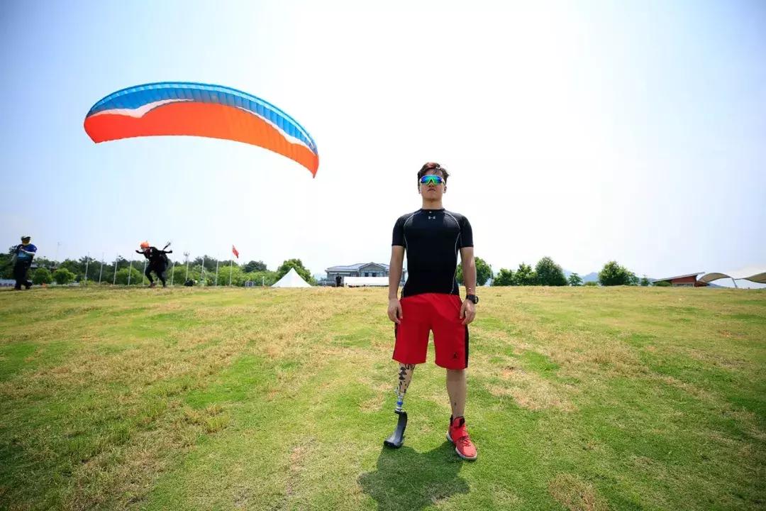 浙江90后独腿小哥哥，被漂亮学妹倒追！弹吉他、进滑雪国家队……