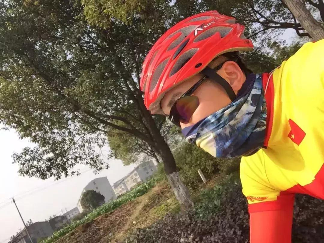 浙江90后独腿小哥哥，被漂亮学妹倒追！弹吉他、进滑雪国家队……