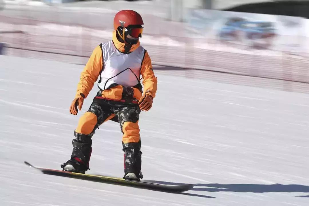 浙江90后独腿小哥哥，被漂亮学妹倒追！弹吉他、进滑雪国家队……