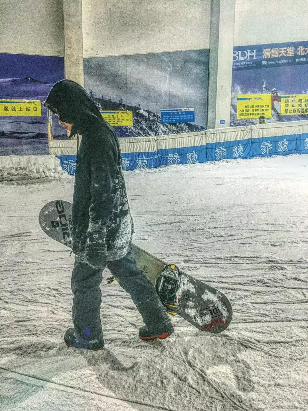 浙江90后独腿小哥哥，被漂亮学妹倒追！弹吉他、进滑雪国家队……