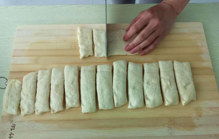 1碗面粉1个鸡蛋教你制作空心油条,1碗面粉2个鸡蛋教你做香甜酥脆