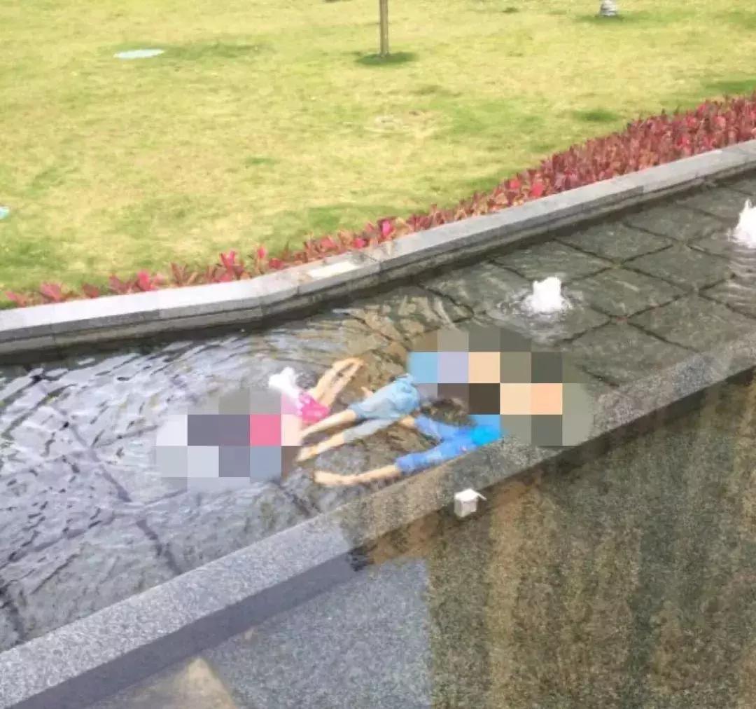 儿童喷泉,小孩喷泉玩耍