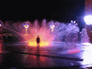 儿童喷泉,小孩喷泉玩耍