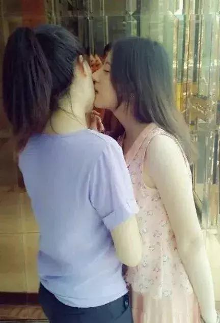 男朋友给女朋友劈叉,你的女朋友会不会劈叉