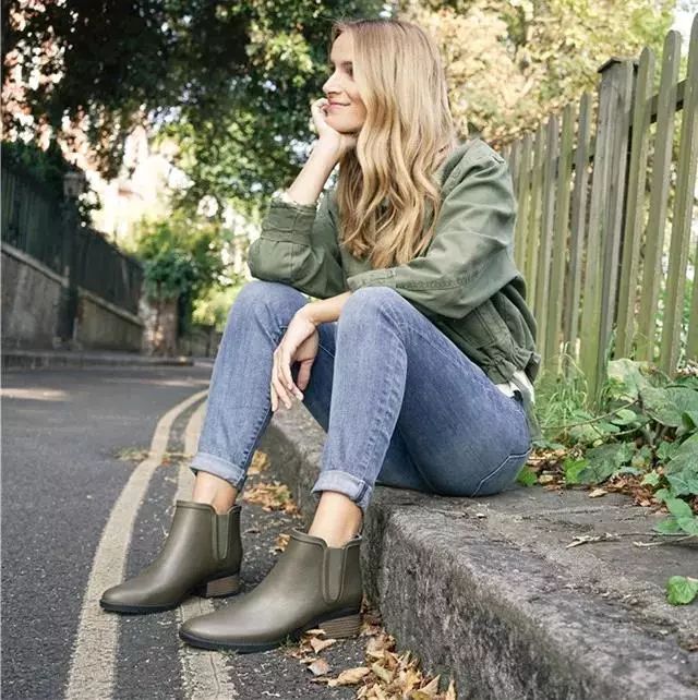 穿上雨鞋,下雨天穿雨鞋防水又好看时尚