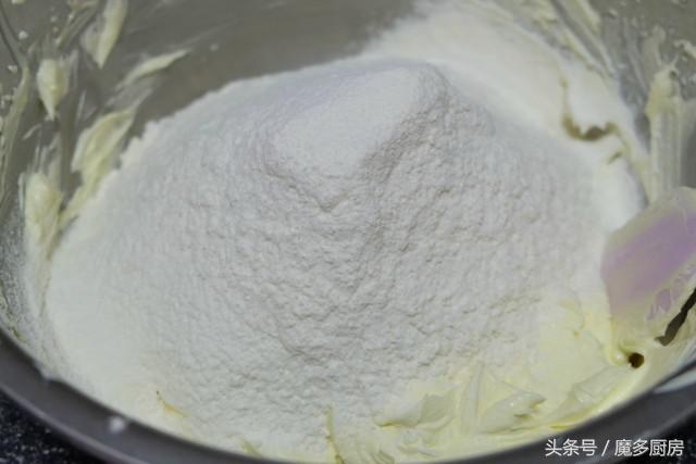 这款曲奇饼干香酥可口好吃极了，一次烤两盘，孩子再多也够吃！