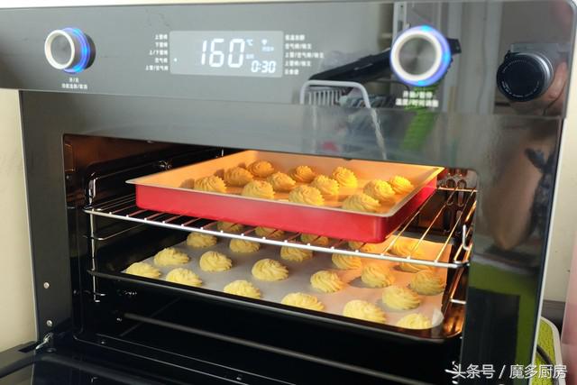 这款曲奇饼干香酥可口好吃极了，一次烤两盘，孩子再多也够吃！