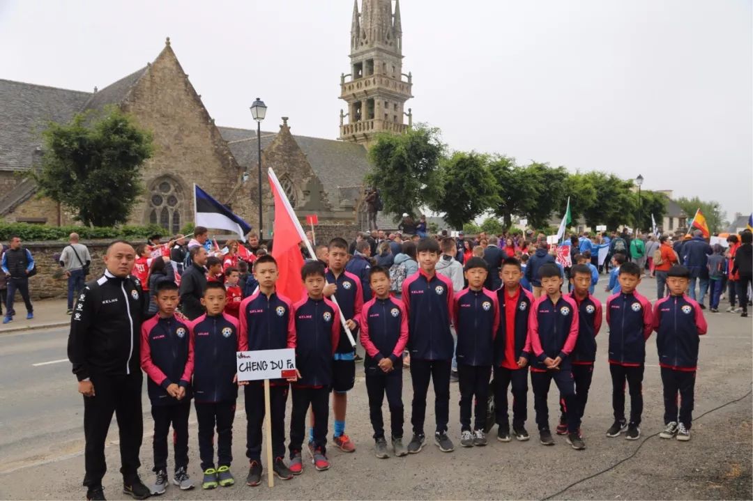 国外唱中国国歌激动到流泪,异国他乡唱国歌催泪视频