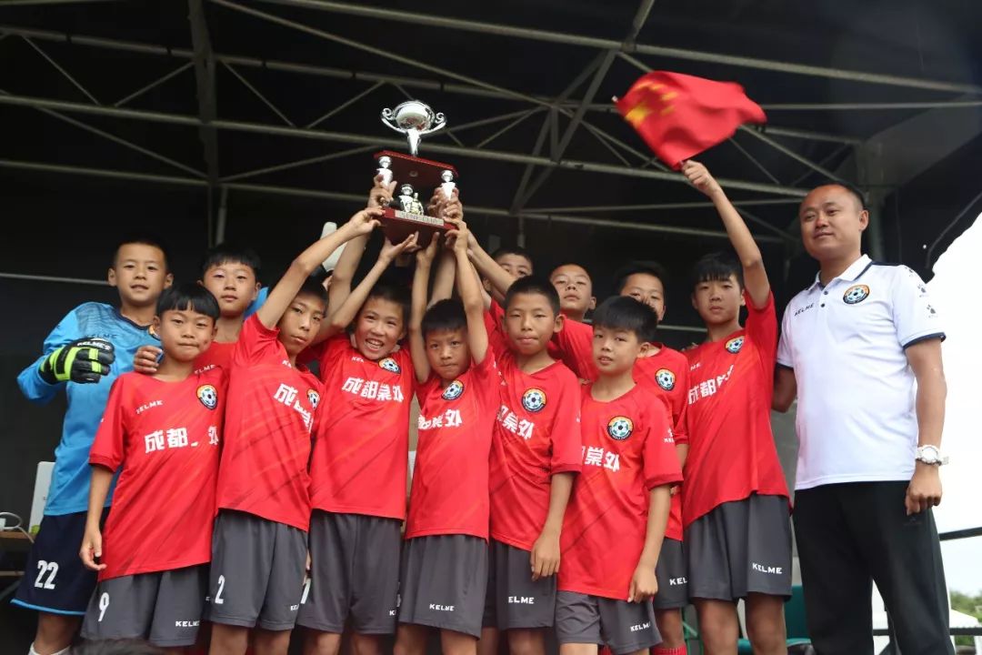 国外唱中国国歌激动到流泪,异国他乡唱国歌催泪视频