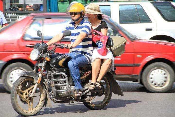 为什么女生要侧着坐车,女生怎么侧着坐摩托车