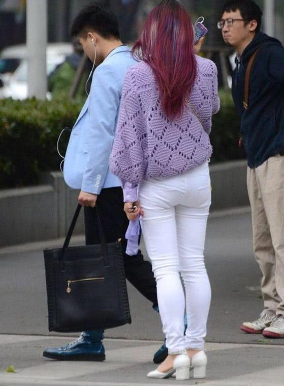 浅色t恤搭浅色牛仔裤 (浅色牛仔裤显胖吗)