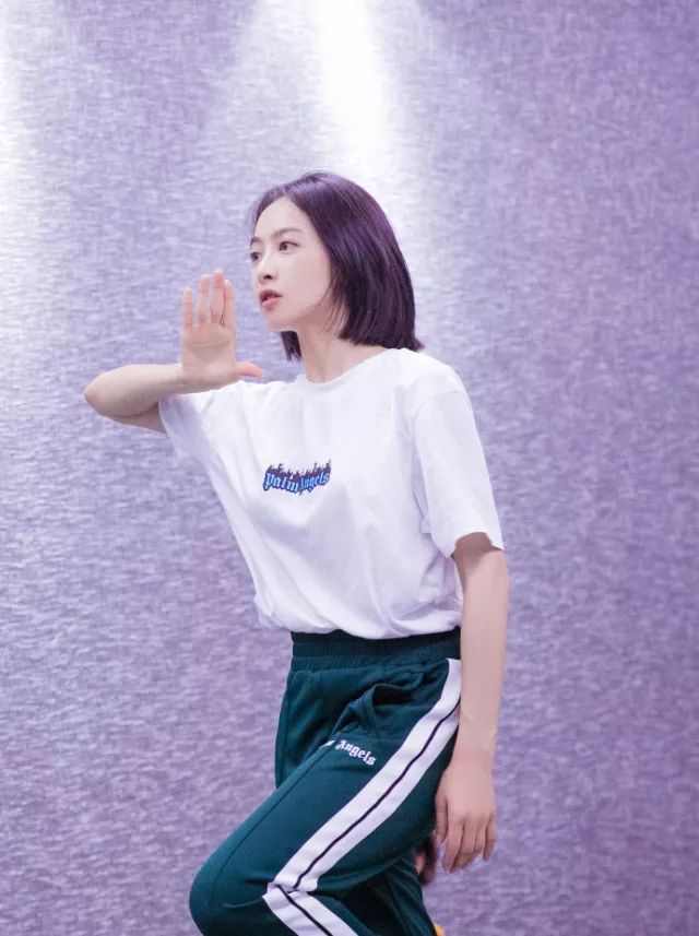 第一个在裤子侧面加条纹的那个人可以获终身成就奖了，易烊千玺鹿晗宋茜都会同意的