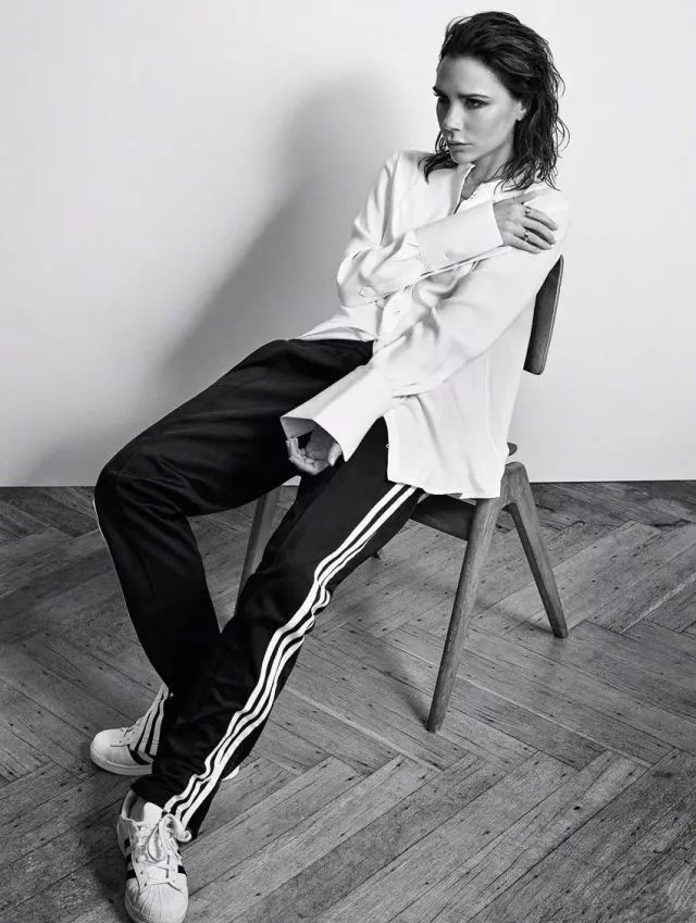 第一个在裤子侧面加条纹的那个人可以获终身成就奖了，易烊千玺鹿晗宋茜都会同意的