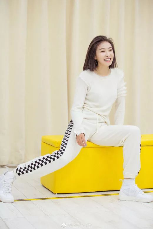 第一个在裤子侧面加条纹的那个人可以获终身成就奖了，易烊千玺鹿晗宋茜都会同意的