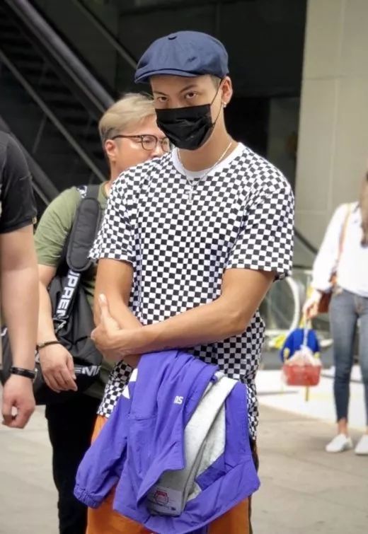 第一个在裤子侧面加条纹的那个人可以获终身成就奖了，易烊千玺鹿晗宋茜都会同意的