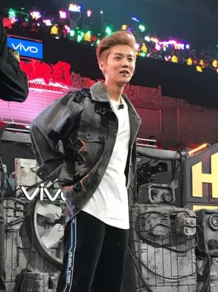 第一个在裤子侧面加条纹的那个人可以获终身成就奖了，易烊千玺鹿晗宋茜都会同意的