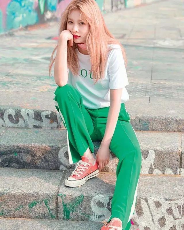 第一个在裤子侧面加条纹的那个人可以获终身成就奖了，易烊千玺鹿晗宋茜都会同意的