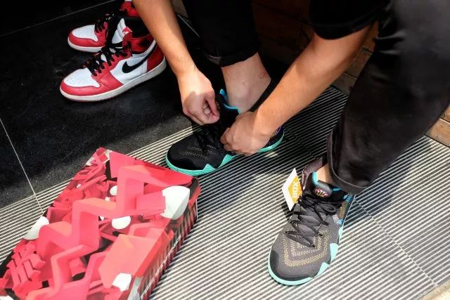 最烈青春丨这个拿10年单身换aj1的00后，比易烊千玺还酷