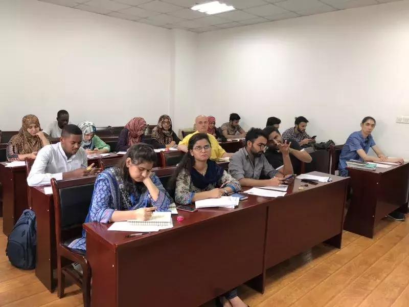 国外学生挑战中国高考试卷,外国友人挑战中国高考题