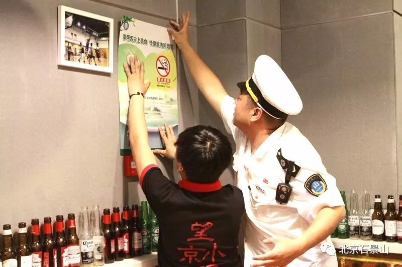 执法人员夜查餐饮,执法中队检查餐饮油烟治理工作