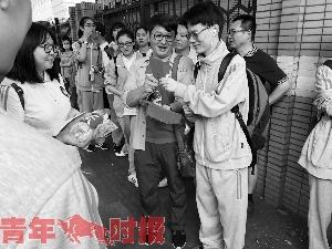 考生走出高考考场的特殊方式,第一批00后已踏入大学