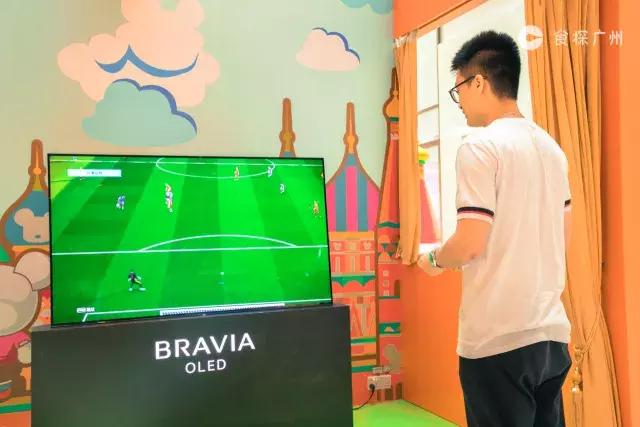 人气王吴卓羲携全城独家世界杯版潮熊Qee空降天汇广场igc！