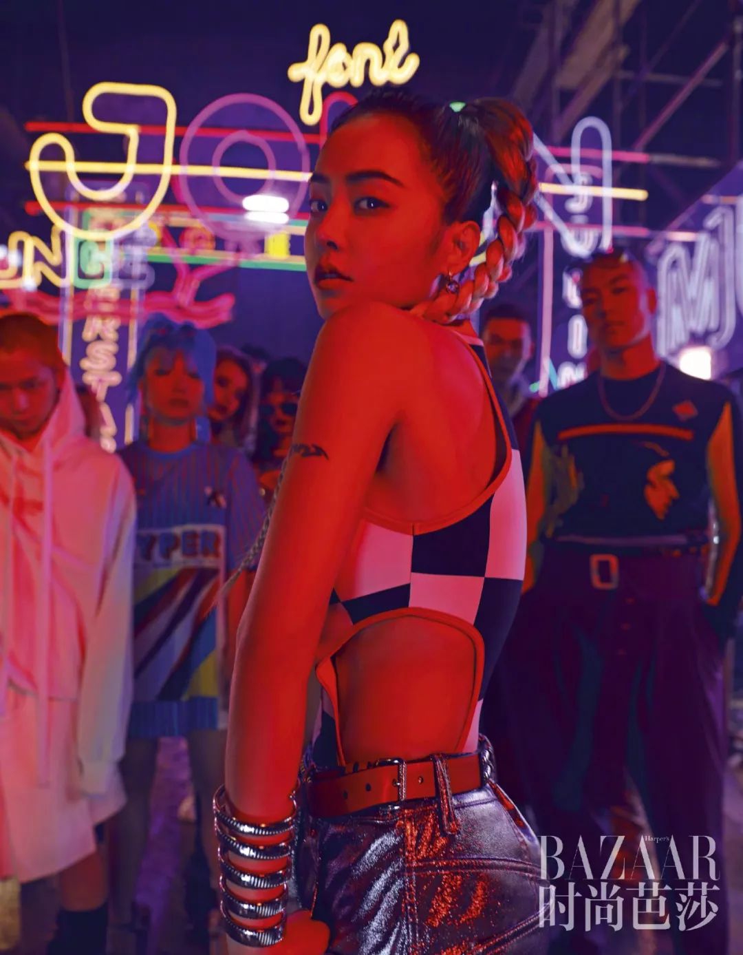 江疏影迪丽热巴穿着,热巴去海滩游泳图片