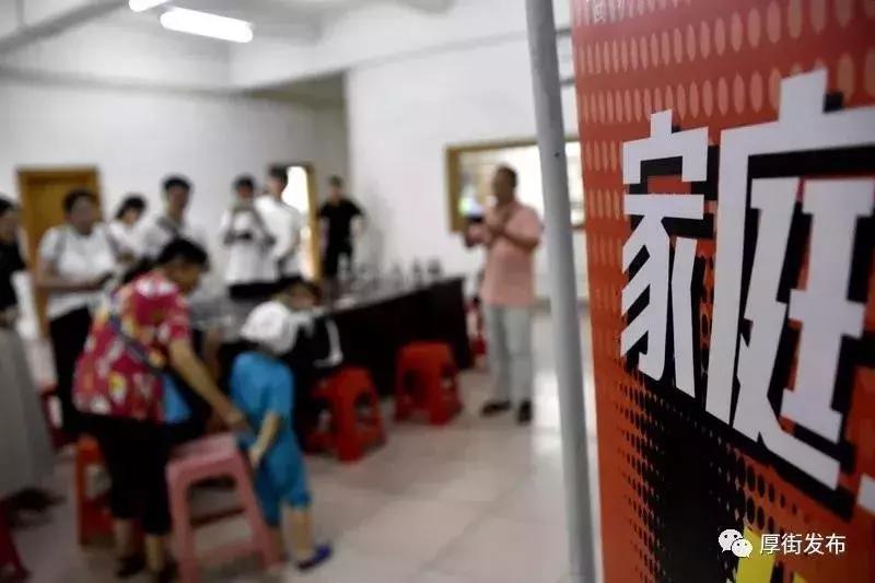 4岁男孩被打满身伤痕,小孩被父母暴打脸打肿