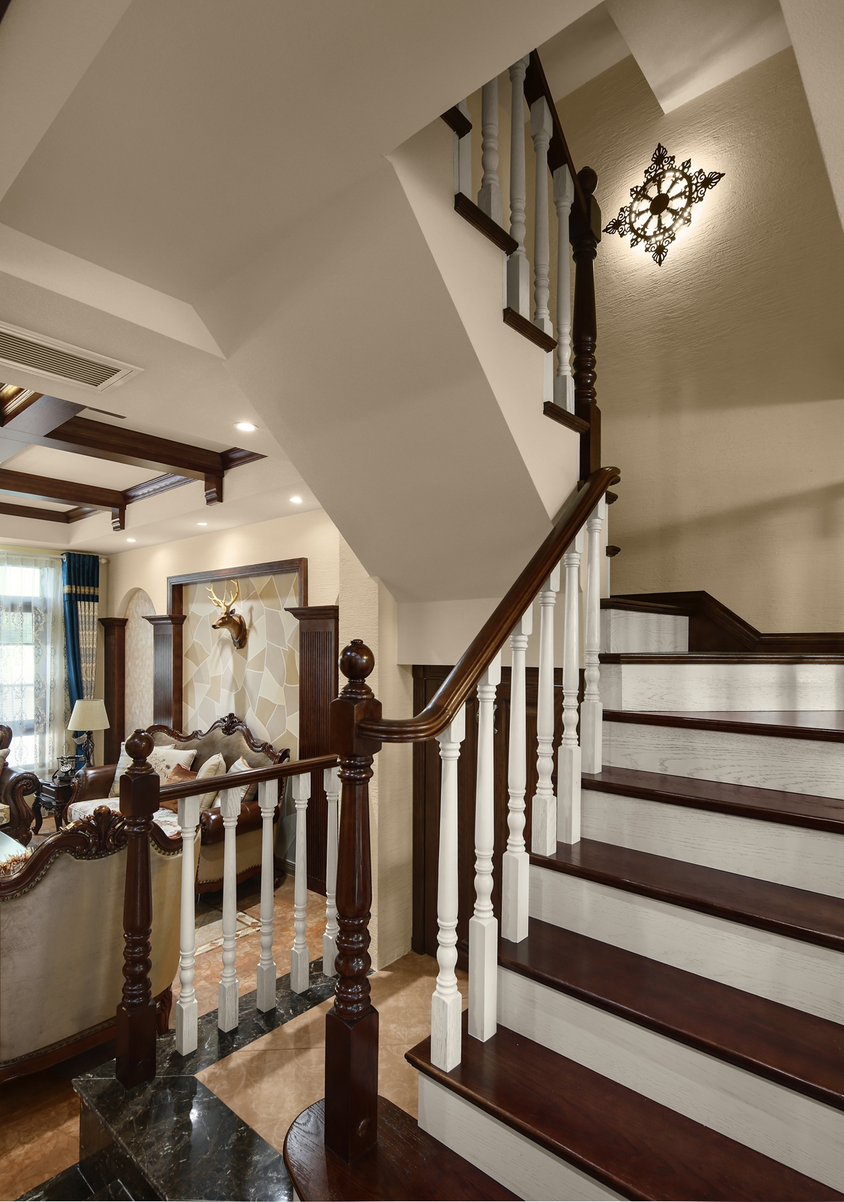 这才叫全实木定制！夫妻俩花95万共筑250㎡美式豪宅，高雅贵气！